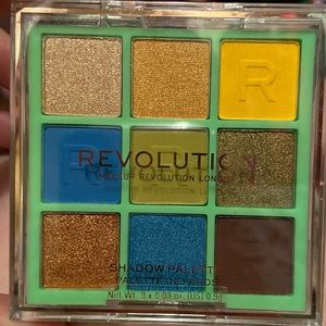 Makeup Revolution Safari Green palette